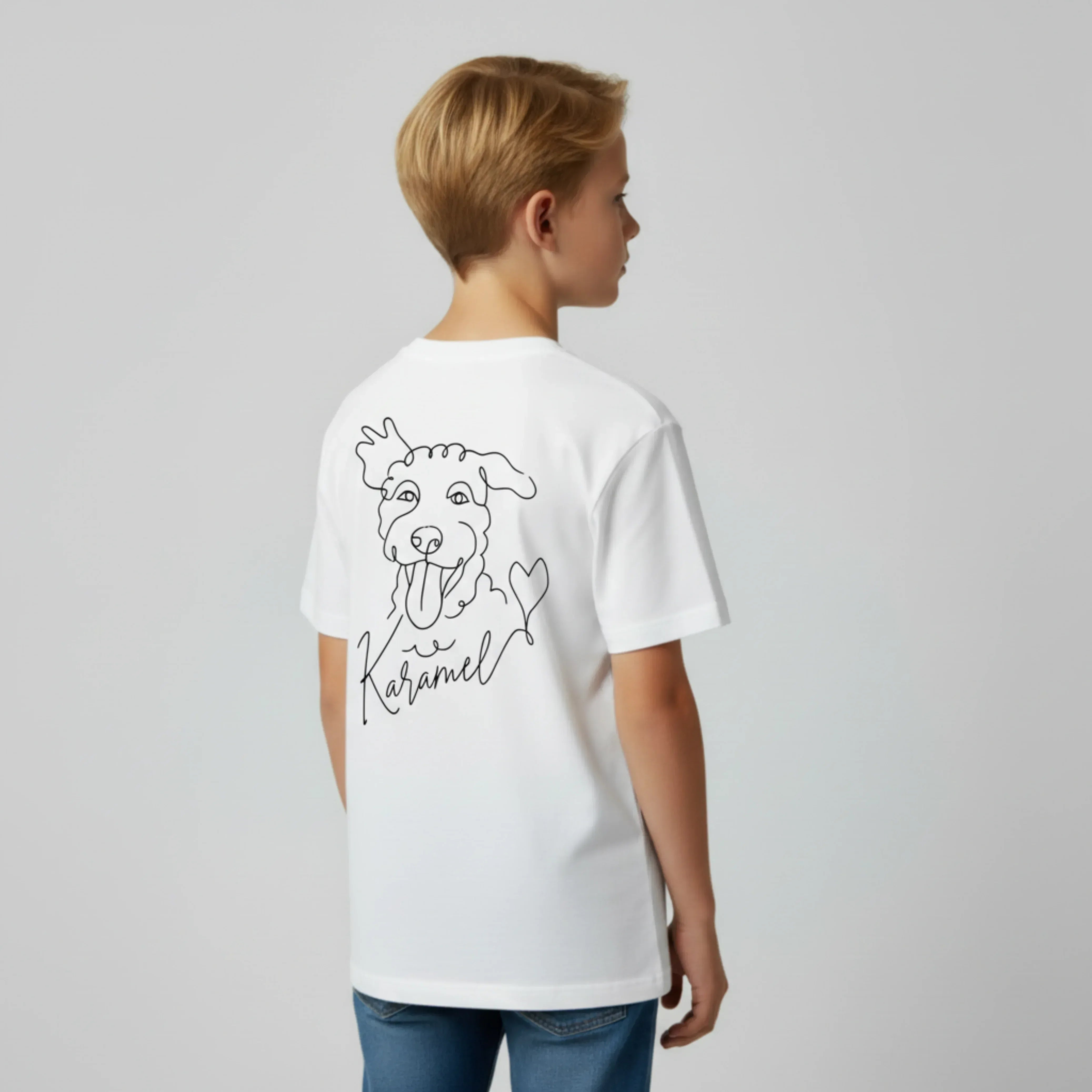 Child wearing a white t-shirt with a dog illustration and text on the back, standing against a plain background.
Just Groom Me – Trimsalon Alphen aan den Rijn | Professional dog grooming & personalized pet apparel.