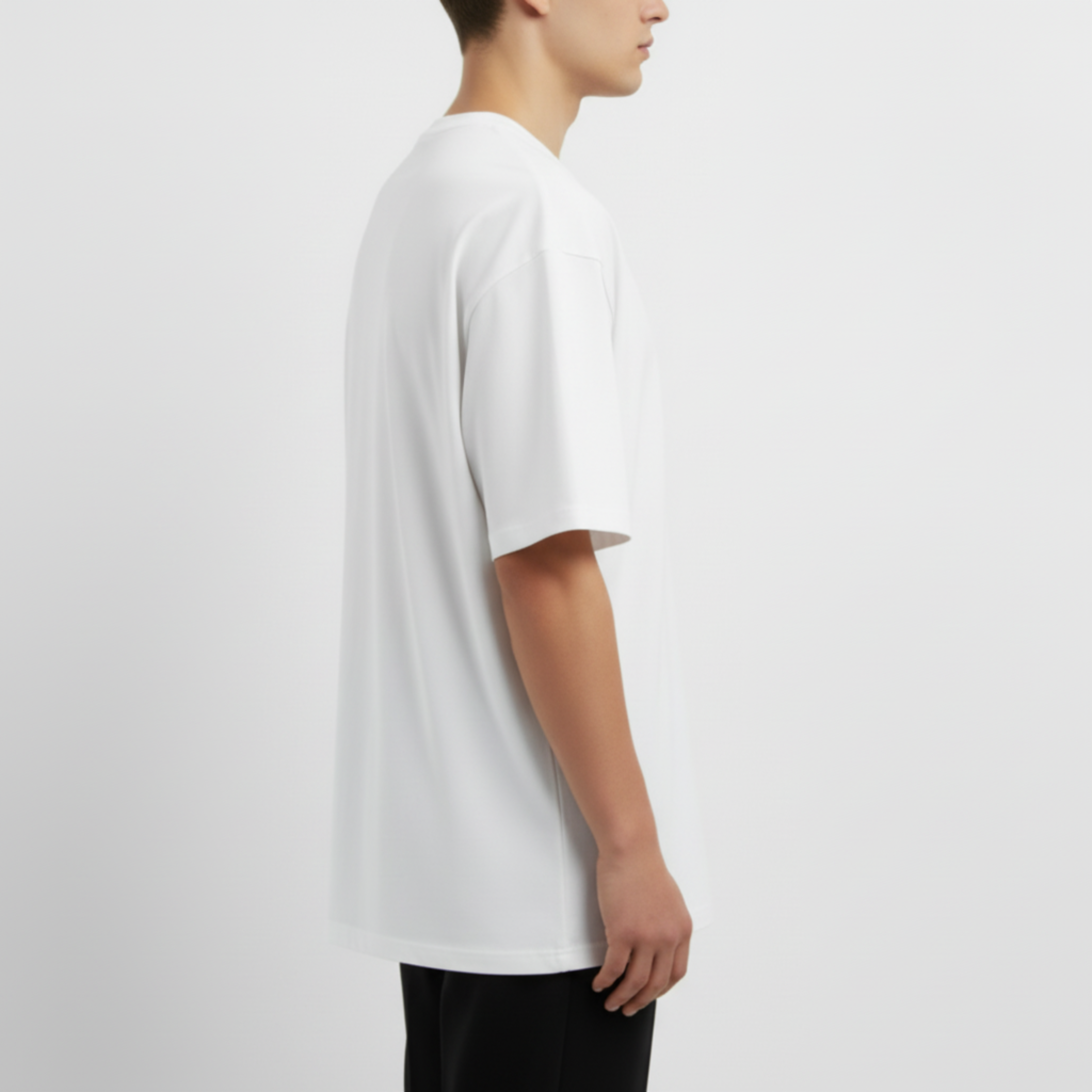 Person wearing a plain white t-shirt on a light gray background. Just Groom Me – Trimsalon Alphen aan den Rijn | Professional dog grooming & personalized pet apparel.