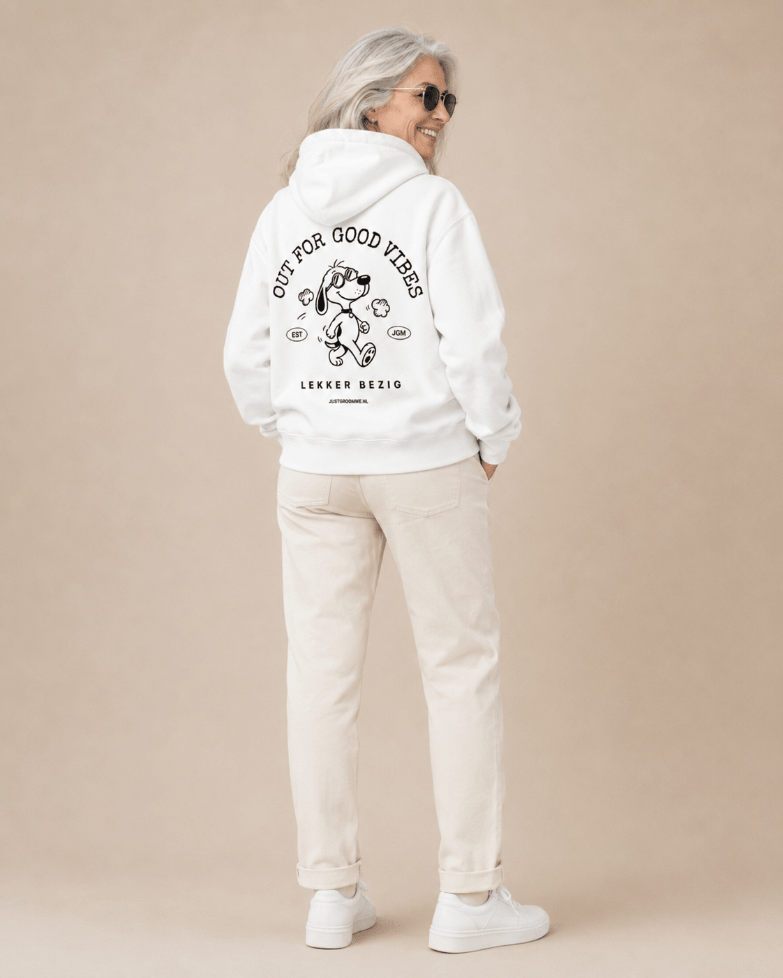 Out for Good Vibes hoodie gedragen buiten — Just Groom Me